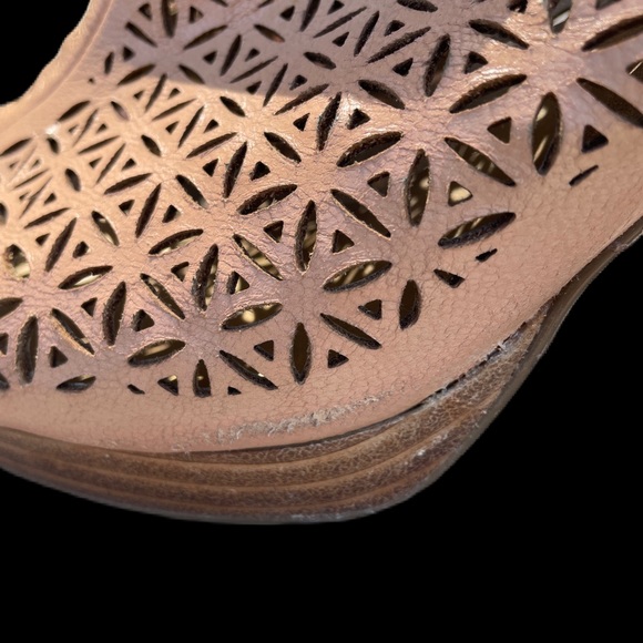 Adrienne Vittadini Laser Cut Tan Nude Slingback Open Toe Heels Size 10 M READ - Picture 7 of 13